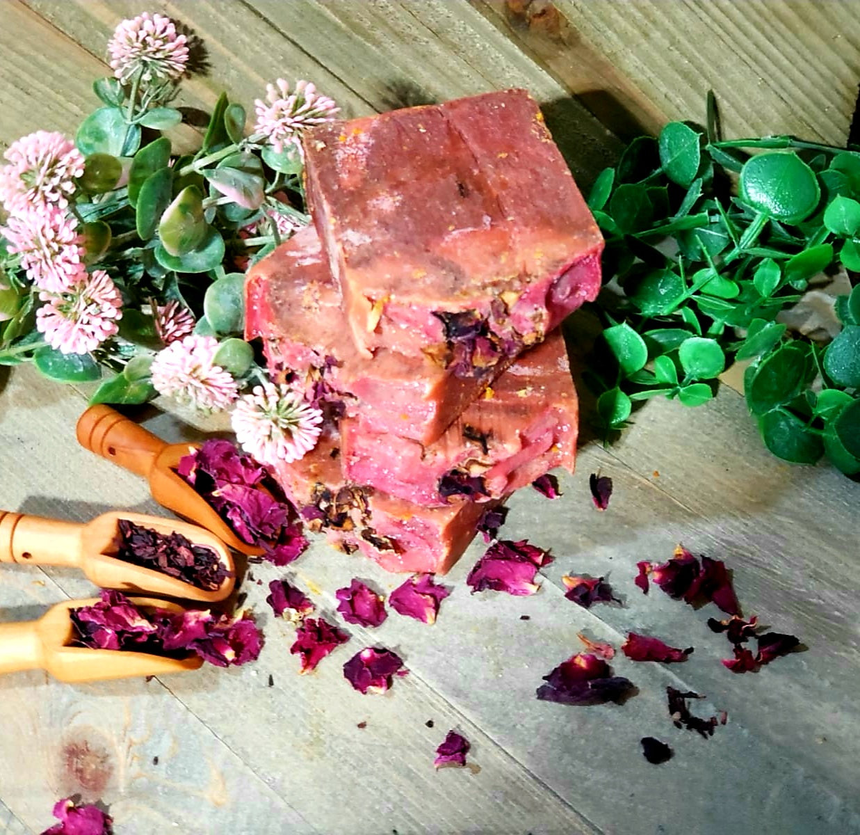 Rose Beauty Soap🌹 (Pink Clay & Rhubarb)